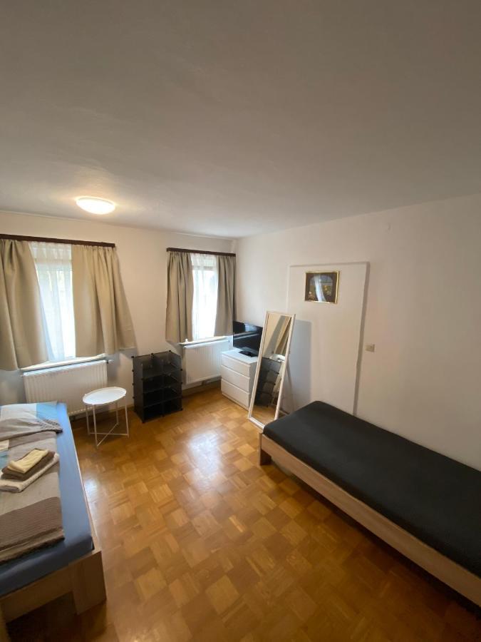 Einfaches Haus mit Privatzimmern und Gemeinschaftsräumen Heilbronn Exterior foto