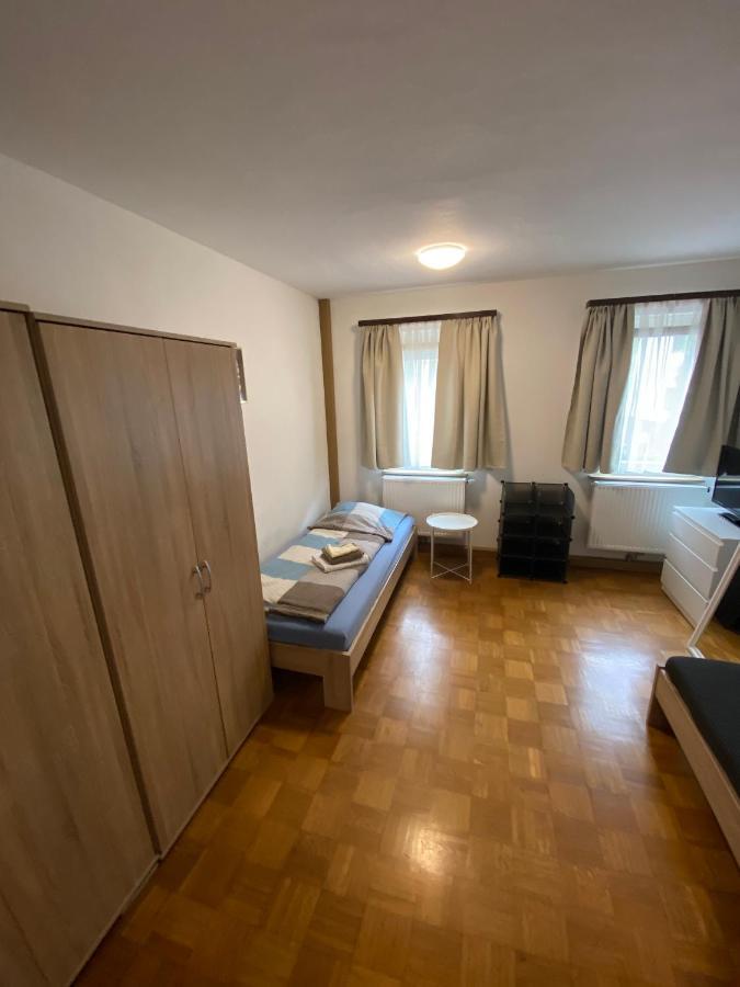 Einfaches Haus mit Privatzimmern und Gemeinschaftsräumen Heilbronn Exterior foto